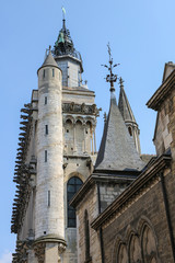 Fototapeta na wymiar Dijon: Kirche Notre-Dame mit seitlichem Blick auf die Fassade mit Arkadenreihen von Wasserspeiern 