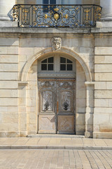 Dijon: Prachtvolle Tür und schmiedeeisener goldverzierter Balkon an einem alten Palais © blickwinkel2511