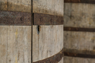 Altes Handwerk: Weinfässer aus Eichenholz (Detail)