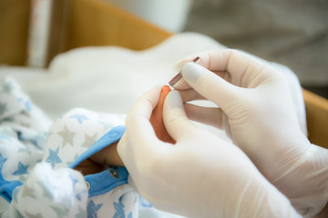 Obraz na płótnie Canvas doctor takes a blood test in newborns