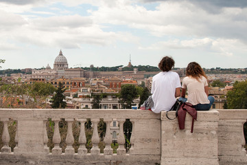 Pareja en Terrazza del Pincio, Parque Vila Borghese, Roma, Italia