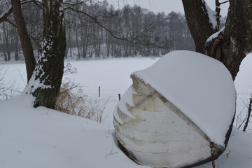 łódka nad brzegiem jeziora zimą © Jacek