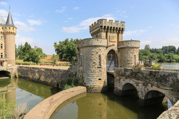 Obraz premium Tor zum Wasserschloss La Clayette, Burgund, Frankreich