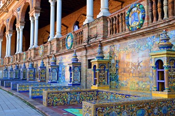 veduta di serie di panche e di ornamenti in ceramica appoggiate alle pareti del palazzo in stile...