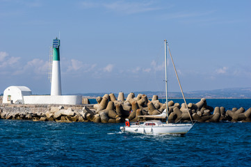 Fototapeta premium Un voilier sort du port de Port-La-Nouvelle