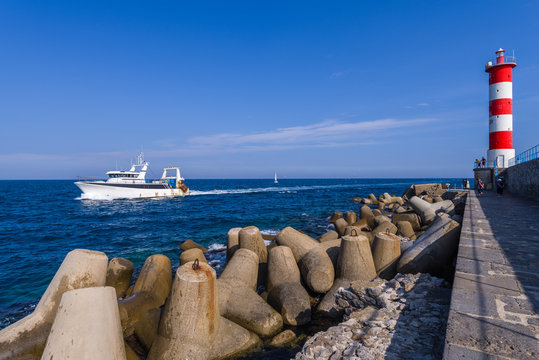 Fototapeta Un chalutier rentre dans le port de Port-La-Nouvelle