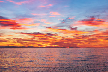 Magnifique coucher de soleil d'hiver sur la côte basque