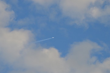 Avión entre nubes