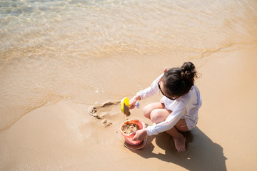 ビーチで砂遊びをする女の子