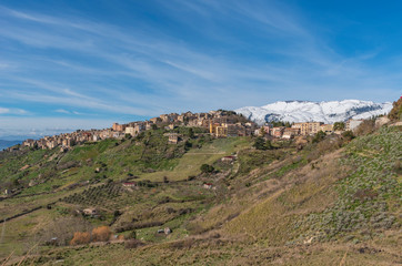 Fototapeta na wymiar Vista del borgo di Polizzi Generosa tra le cime innevate delle Madonie, Sicilia