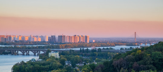 Fototapeta premium Wieczorne kolory jesieni Kijów, wiev do południowego mostu