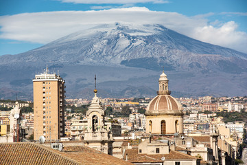 view of the city of Catania with Mount Etna in the background - obrazy, fototapety, plakaty