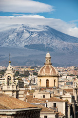 view of the city of Catania with Mount Etna in the background - obrazy, fototapety, plakaty