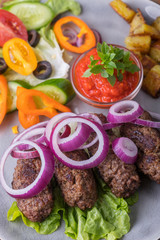 Nahaufnahme von Cevapcici auf einem Teller