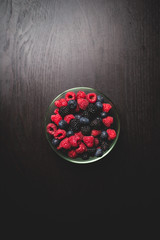 Arandanos y moras en cuenco
