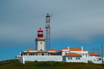 Fototapeta na wymiar Cabo de Roca en Portugal El faro más occidental de la Península Ibérica que domina el Océano Atlántico entre acantilados