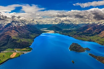 Gordijnen Nieuw-Zeeland, Zuidereiland, Otago-regio. Het noordelijke uiteinde van Lake Wakatipu, omringd door Zuidelijke Alpen, Pigeon Island aan de linkerkant, Dart River en Glenorchy-nederzetting op de achtergrond © WitR