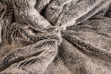 une couverture grise en poils gris