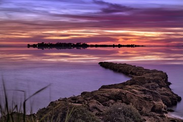 Obraz premium Tramonto sul mare e scogli