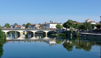 Fototapeta na wymiar La Charente à Jarnac, Gondeville, Nouvelle-Aquitaine, France 