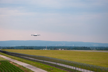 Fototapeta na wymiar Flugzeug im Landeanflug