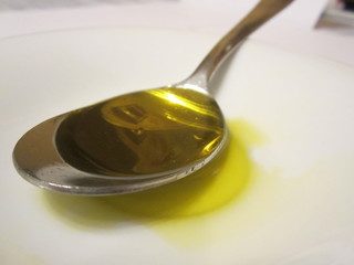 Spoon with oil / cuillère contenant de l'huile