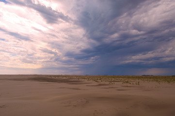Fototapeta na wymiar Desierto nublado