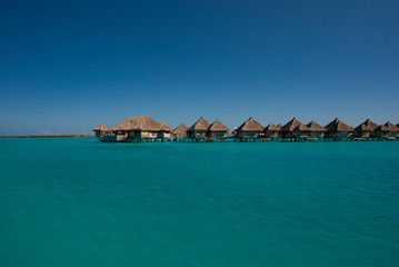 ボラボラ島の水上コテージ