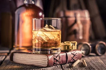 Papier Peint photo autocollant Alcool Whisky savoureux avec journal, boussole et jumelles