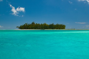 Fototapeta na wymiar ボラボラ島の無人島