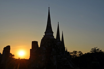 Fototapeta premium Silhouettte of Wat Phra Si Sanphet in Ayutthaya,Thailand