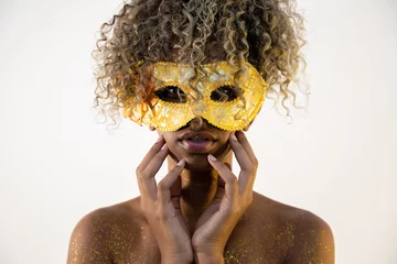 Fototapete Karneval Afro-Brasilianer mit Karnevalskostüm. Karneval Brasilien. Aufgeregt und fröhlich. Konfetti werfen. Partykonzept, Feier und Festival.  © Nexa