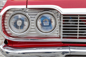 Scheinwerfer und Kühlergrill einer amerikanischen Limousine der sechziger Jahre  
