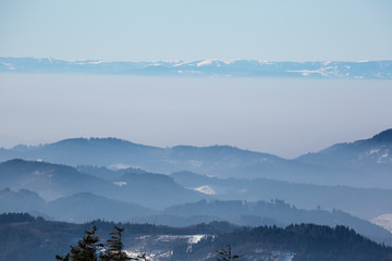 Nebel im winterlichen Tal