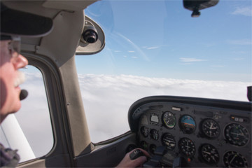 pilotage d'un avion léger au dessus des nuages en France