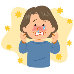 花粉症に苦しむふくよかなシニアの女性
