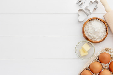 お菓子作りの材料とキッチン用品