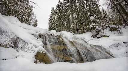 Fototapeta na wymiar Wasserfall im Winter in Tachechen Harrachsdorf