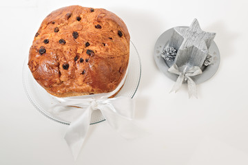 panettone basso tradizionale dolce natalizio Italiano dall'alto