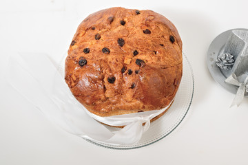 panettone basso tradizionale dolce natalizio Italiano dall'alto