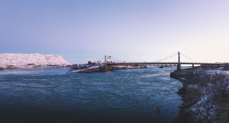 Naklejka premium bridge towars the mountains, iceland