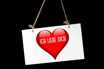 Ein Schild mit dem roten Herzen und Slogan Ich Liebe Dich