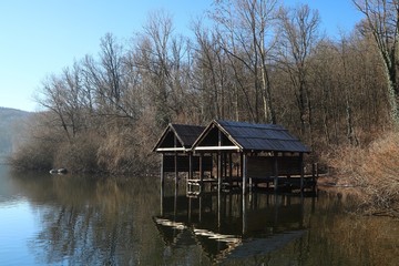 Obraz premium Palafitte, Sito patrimonio mondiale dell'Unesco sulle rive del Lago di Viverone in provincia di Torino Piemonte (Italia)