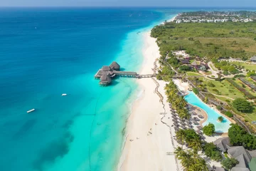 Zelfklevend Fotobehang Zanzibar luchtfoto naar het paradijselijke strand op Zanzibar