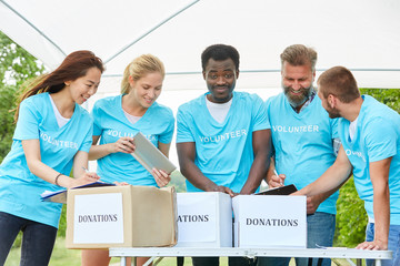 Gruppe Freiwilliger bei der Spendensammlung
