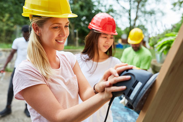 Zwei Frauen in der Schreiner Ausbildung