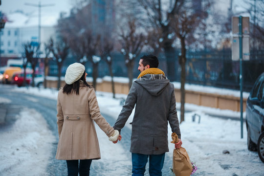 cuple hold hands in winter