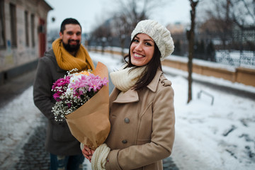 woman looking in men