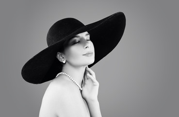 Retro fashion portrait of elegant woman, black and white