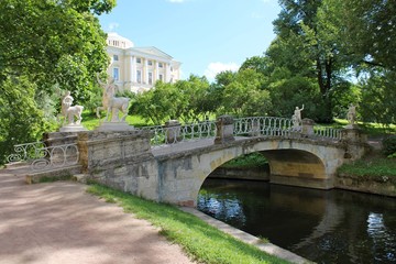 Fototapeta na wymiar Centaurs Bridge over the Slavyanka River. Pavlovsk park. The city of Pavlovsk. 